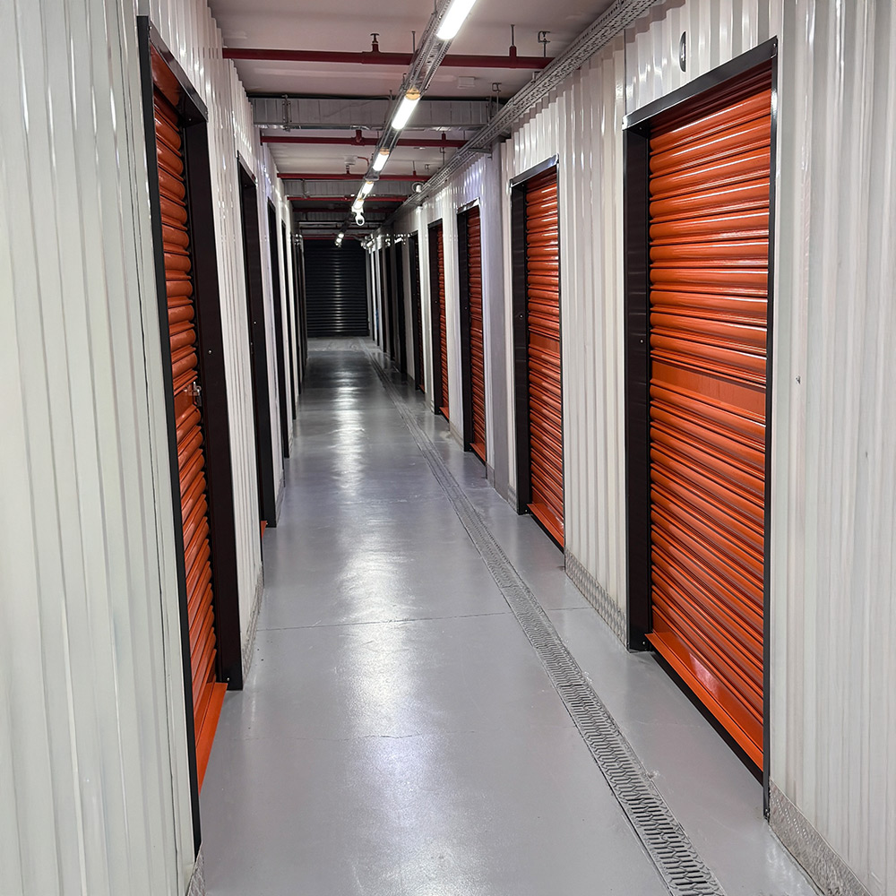 İstanbul'da kişisel ve kurumsal eşya depolama hizmeti sunan Maslak Depo'nun güvenli depo alanı