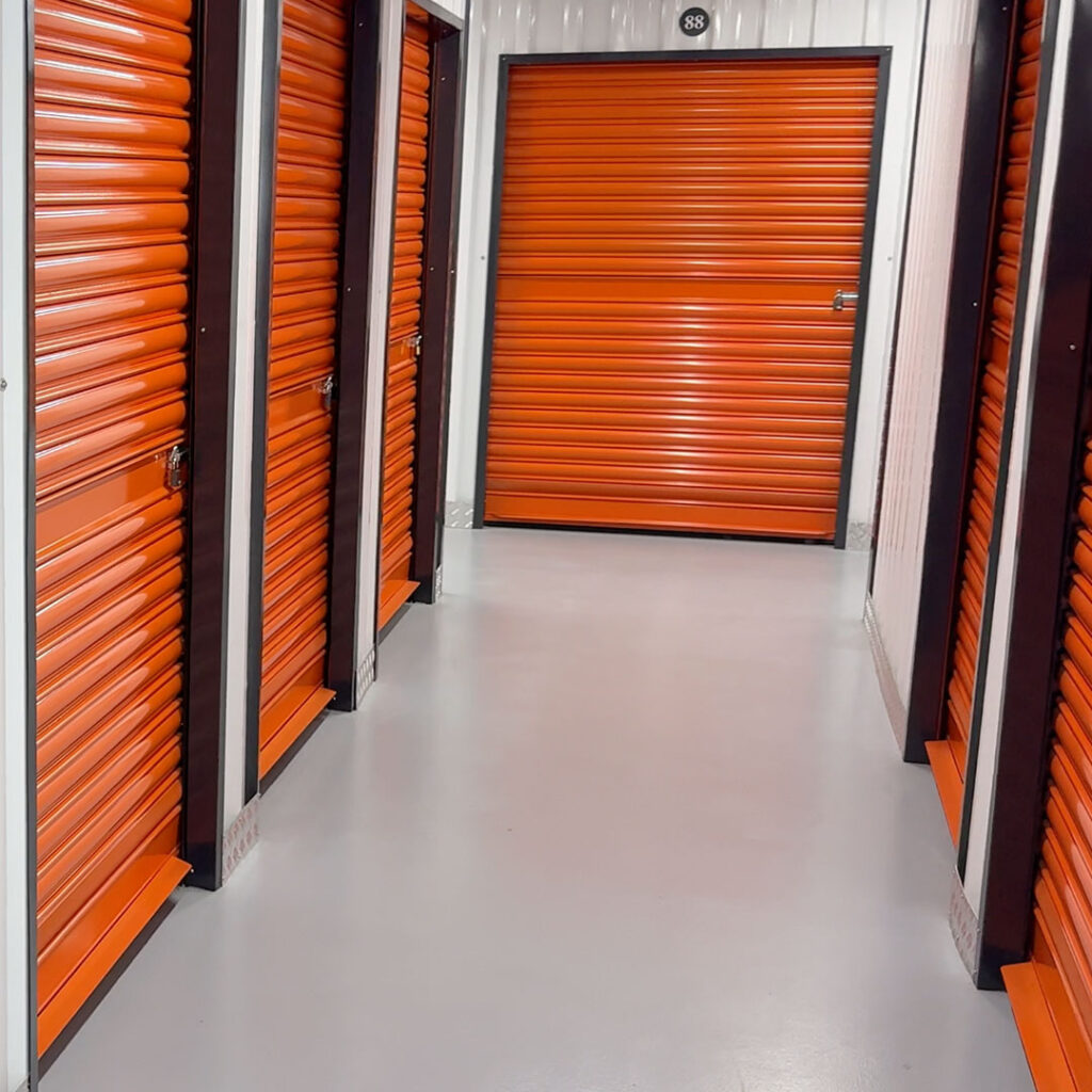 Eşyaların saklandığı güvenli kiralık depo alanı